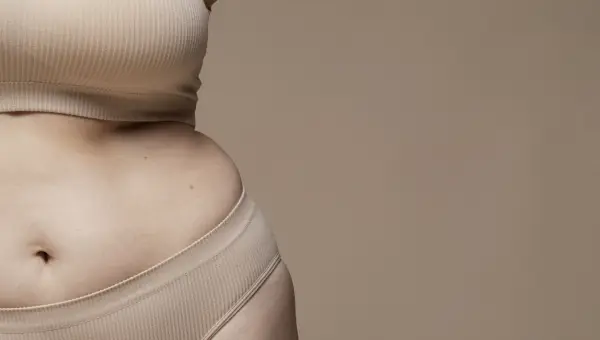 femme avec ventre gonflé