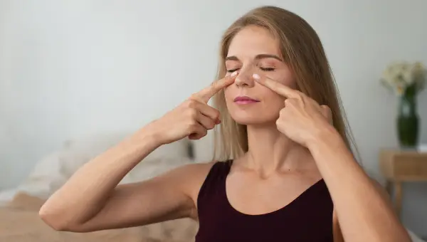 femme pratiquant le yoga du visage biomécanique