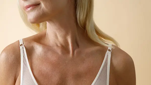 comment lisser et raffermir le décolleté naturellement.